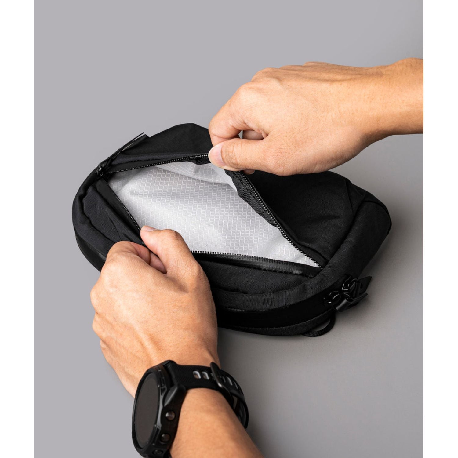 ALPAKA Flight Sling 1L Axoflux 210D (Black)