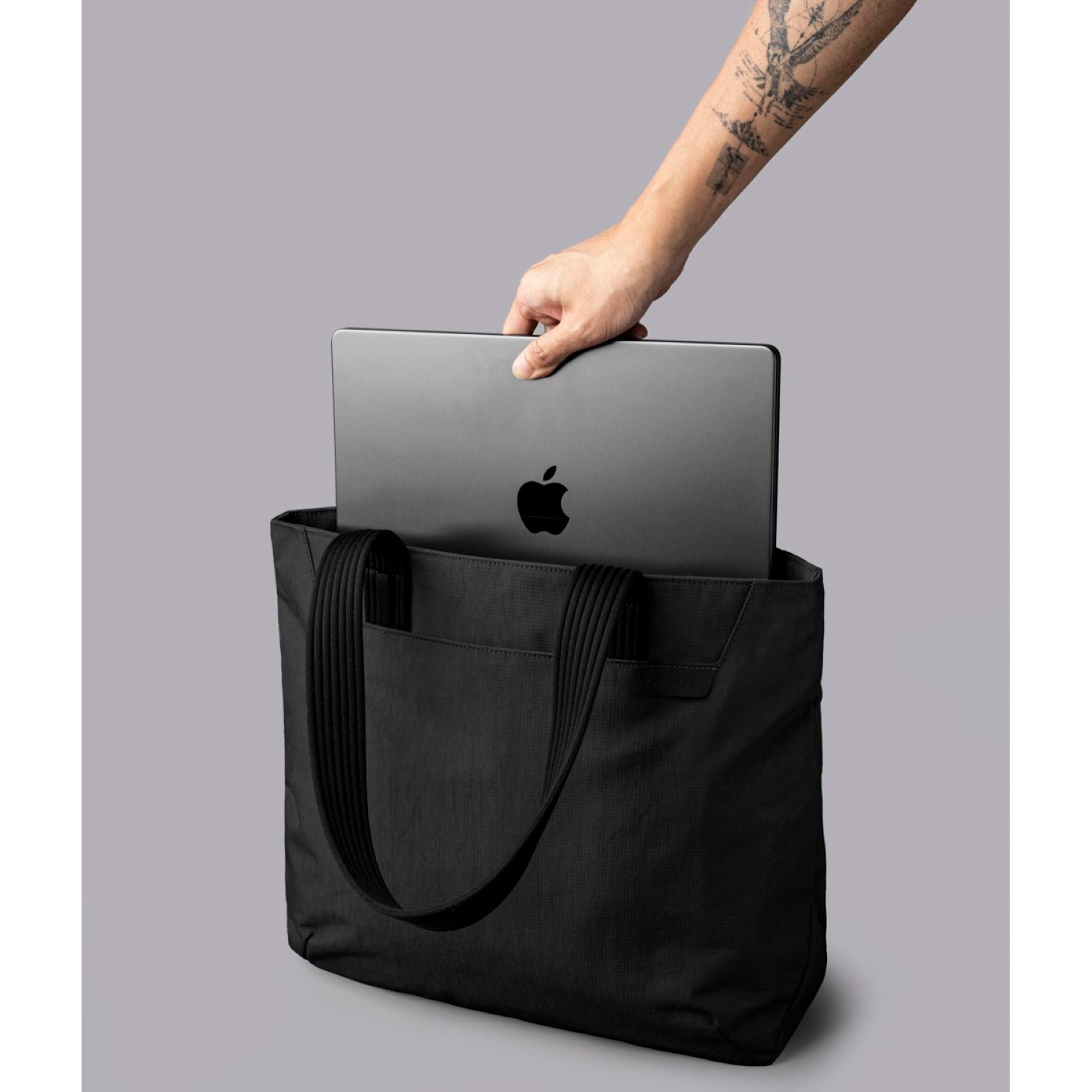ALPAKA Flight Tote Bag (M) Axoflux 400D (Black)