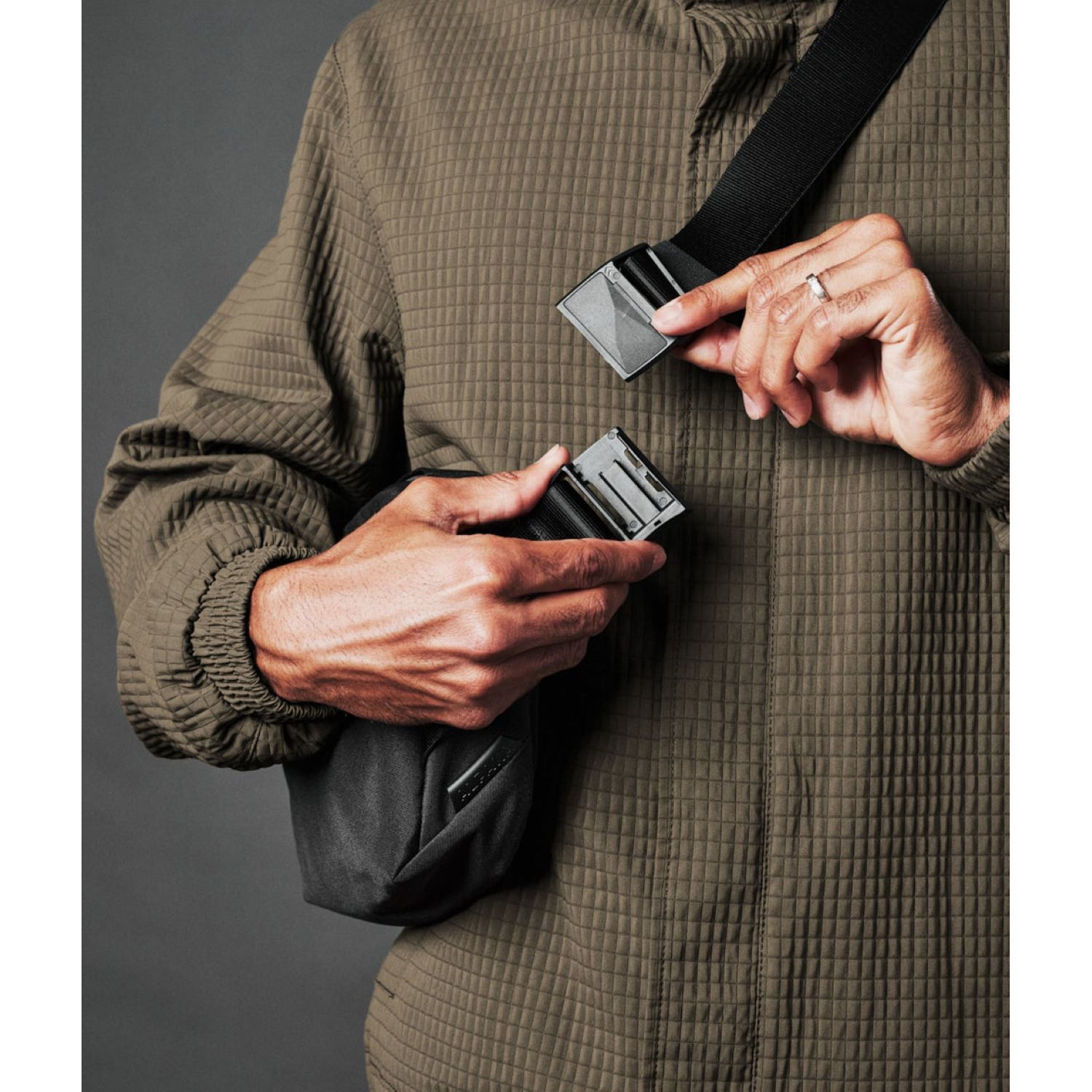 ALPAKA Go Sling Mini V2 (Maglockz Strap Buckle) Axoflux 300D (Black)