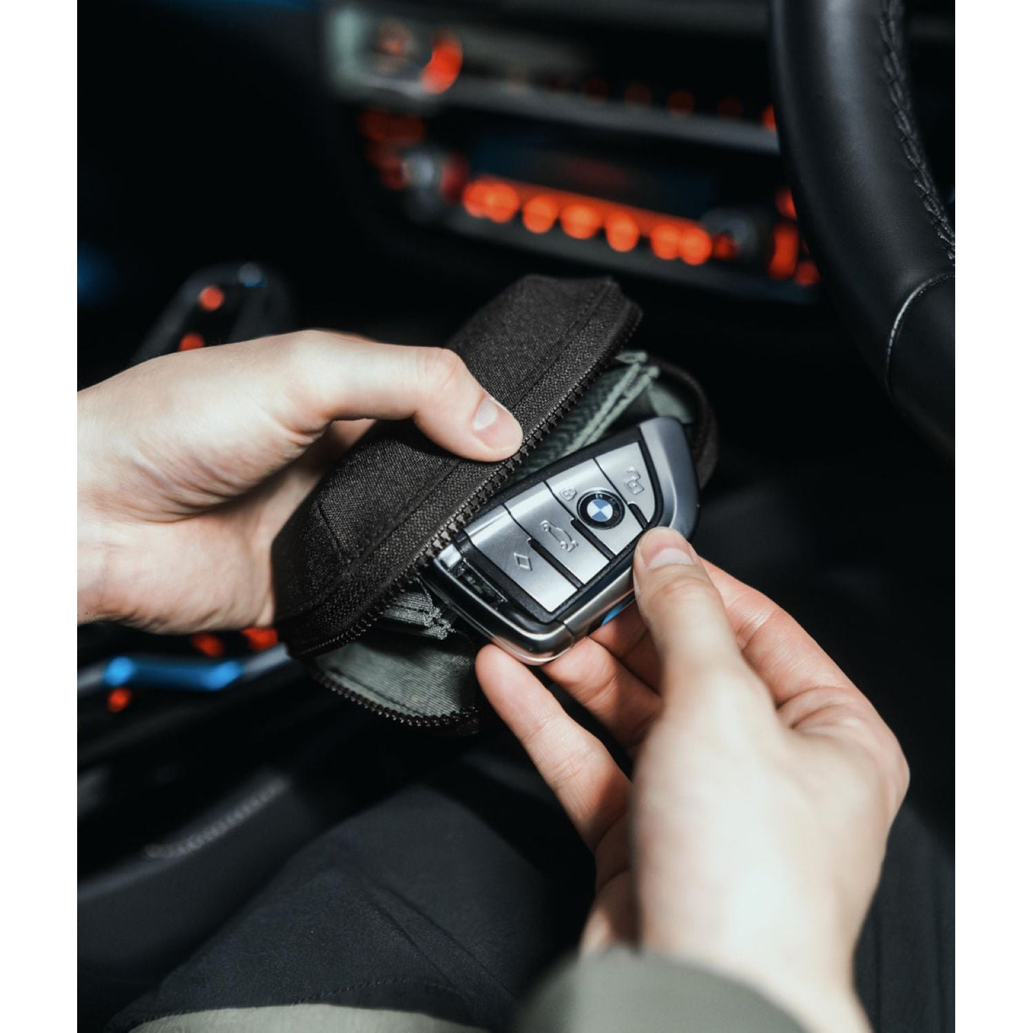 ALPAKA Hub Zip Pocket Axoflux 300D (Black)