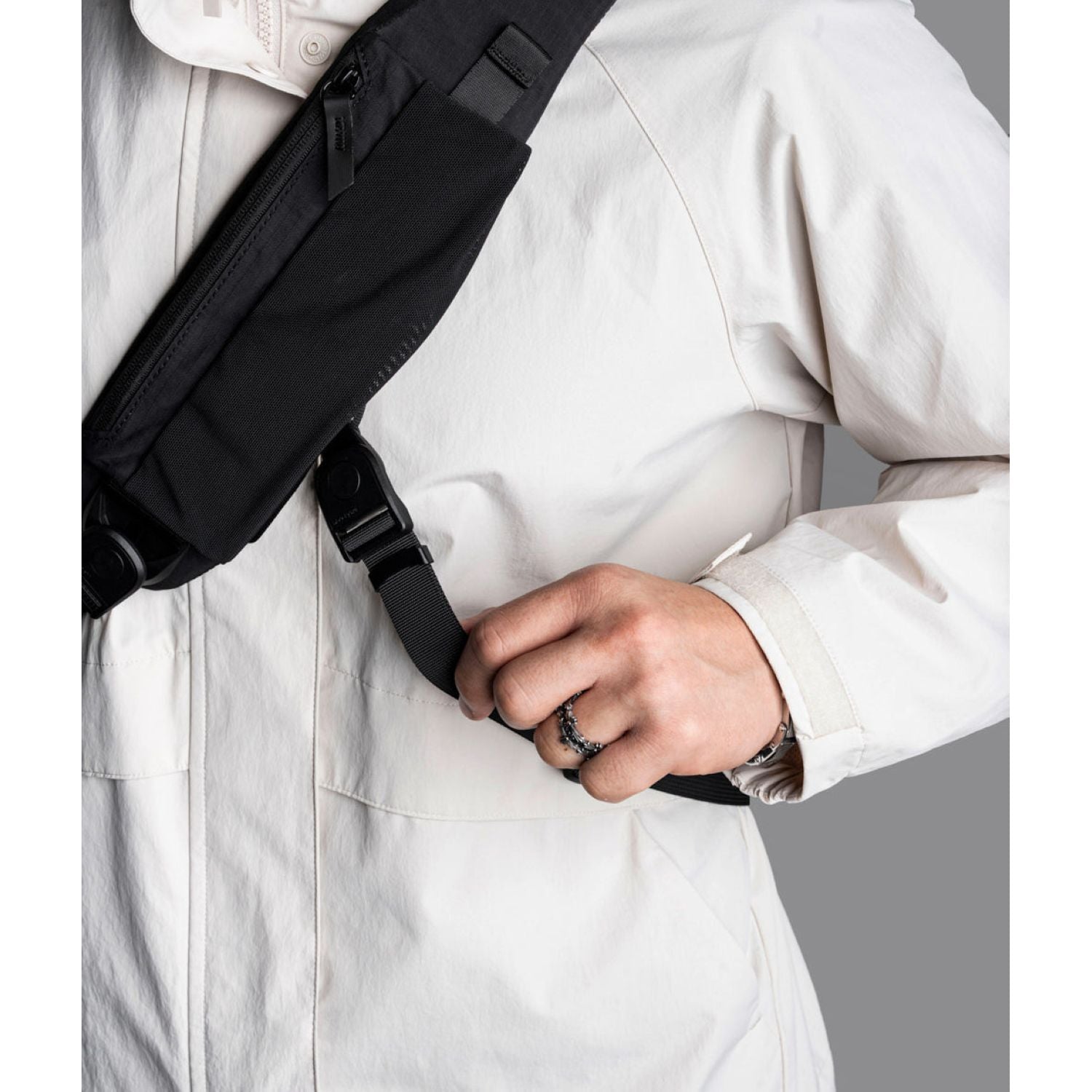 ALPAKA Metro Crossbody Left Shoulder Axoflux 210D (Black)