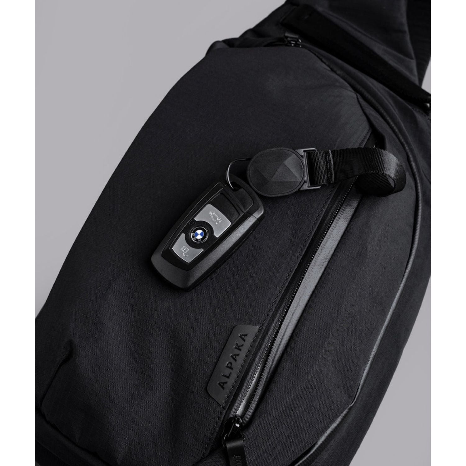 ALPAKA Metro Crossbody Left Shoulder Axoflux 210D (Black)