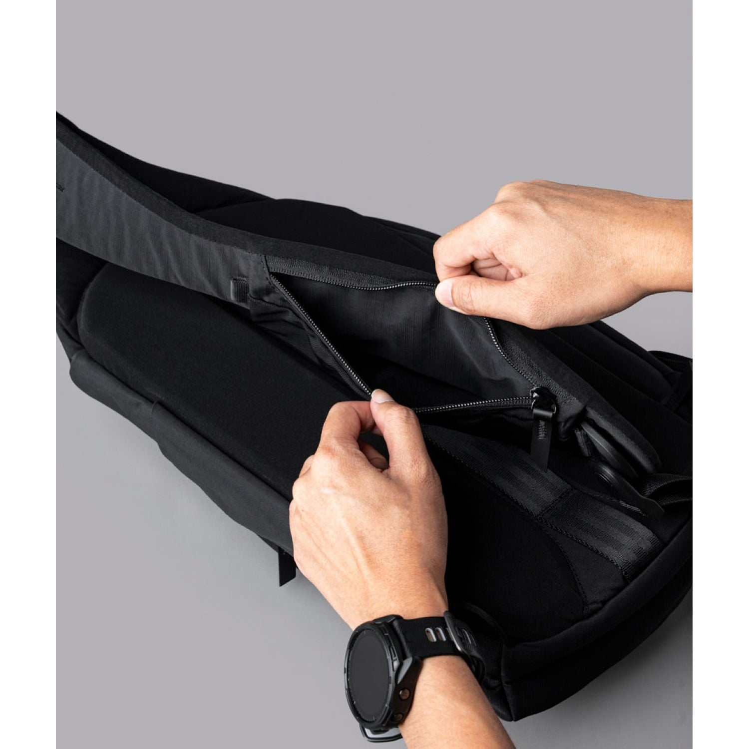 ALPAKA Metro Crossbody Right Shoulder Axoflux 210D (Black)