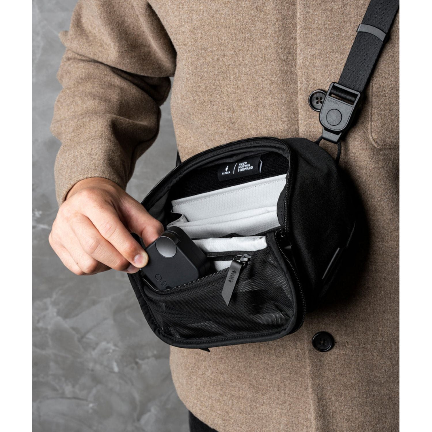 ALPAKA Vertex Pouch Mini 2L Axoflux 300D (Black)