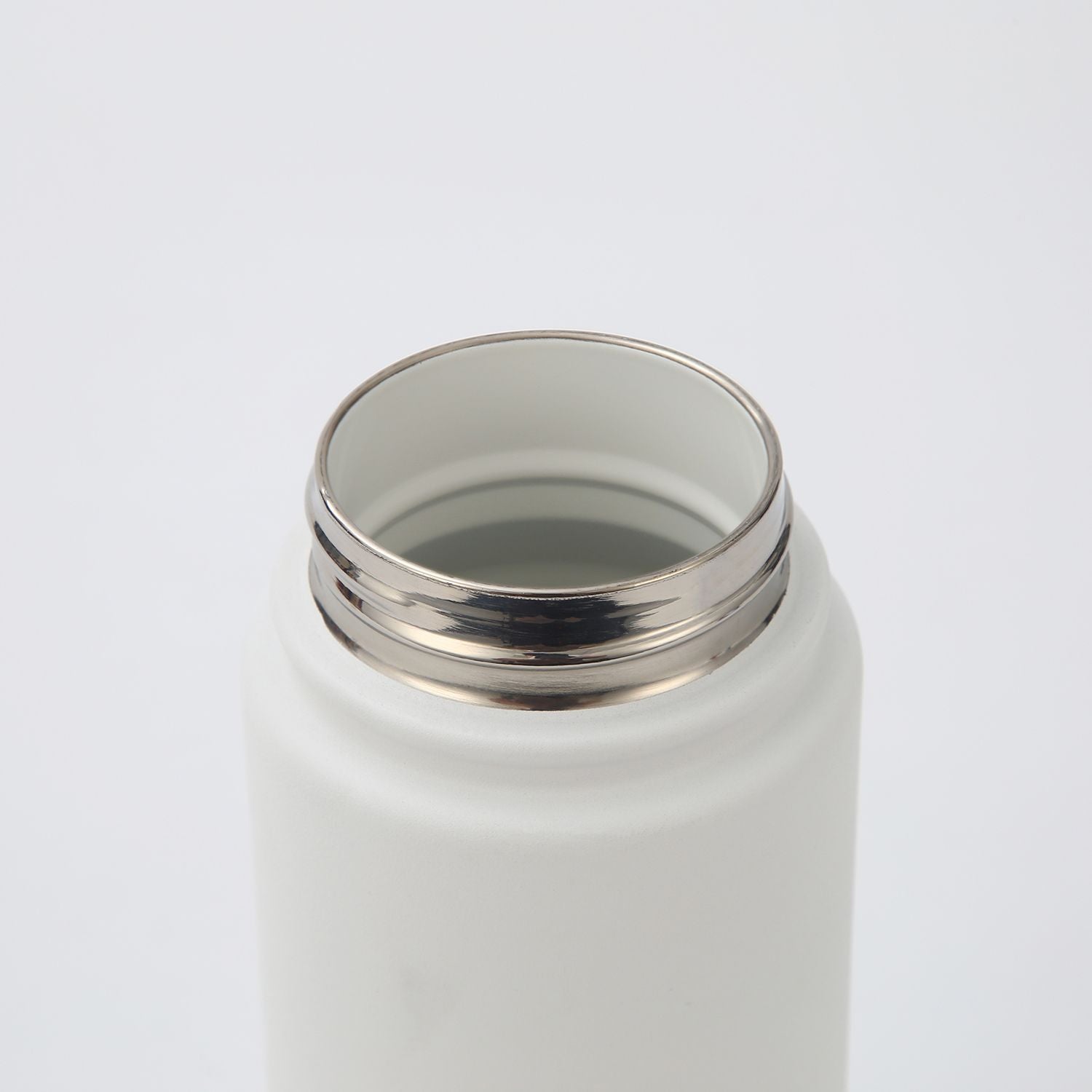 Crossing Urban Ceramic S/S Insulated Flat Cap Bottle With Handle 600ML - Skyline Singapore (Frost White)