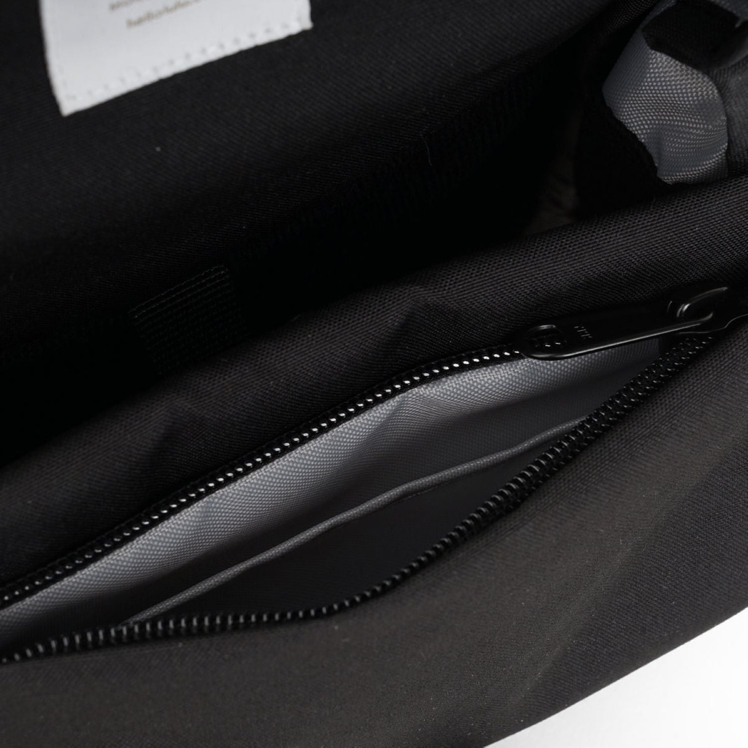 Hellolulu Venus Compact Camera Bag (S) Recycled (Flat Black)