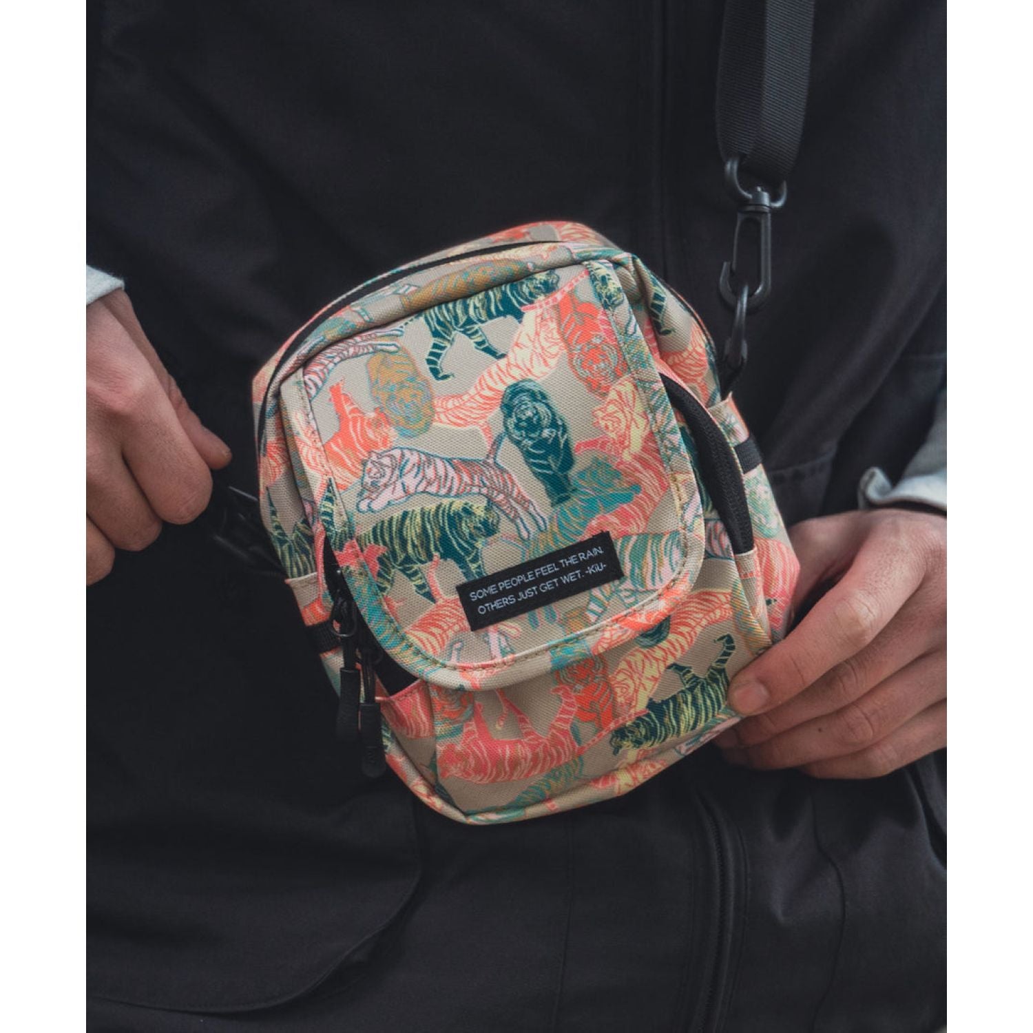 Kiu Water Repellent 600D Flap Pocket Shoulder Bag (Black)